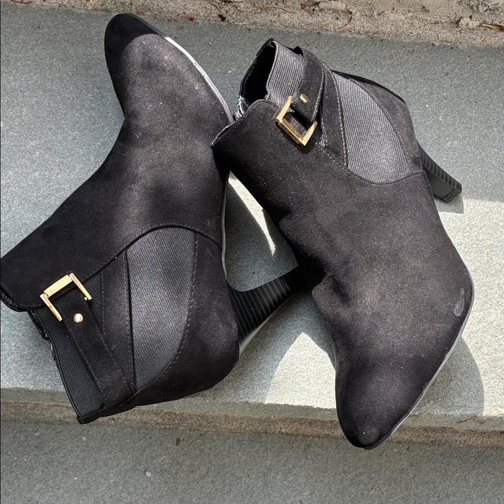 Dexflex Comfort Suede Decorative Buckle Black Ankle Booties 3” Heel 9W
Worn 1x